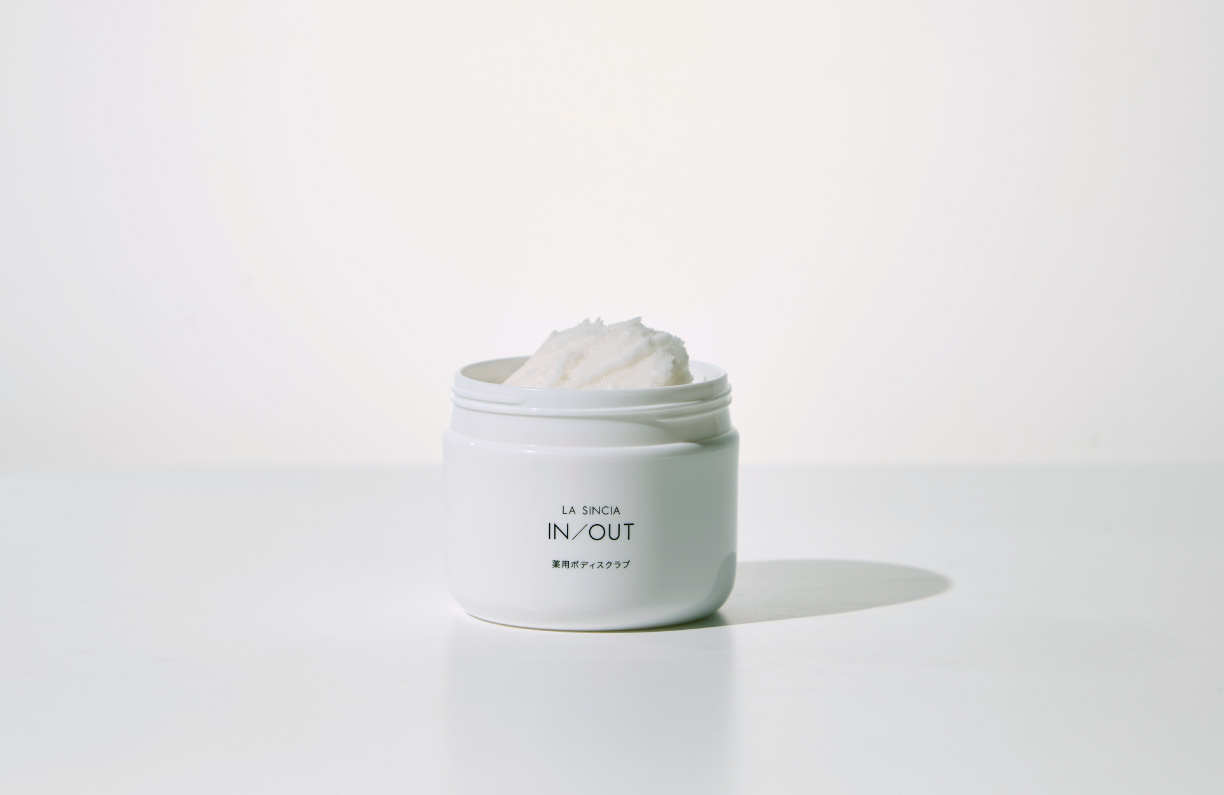 ラシンシア IN/OUT（インアウト） 薬用ボディスクラブパッケージ画像